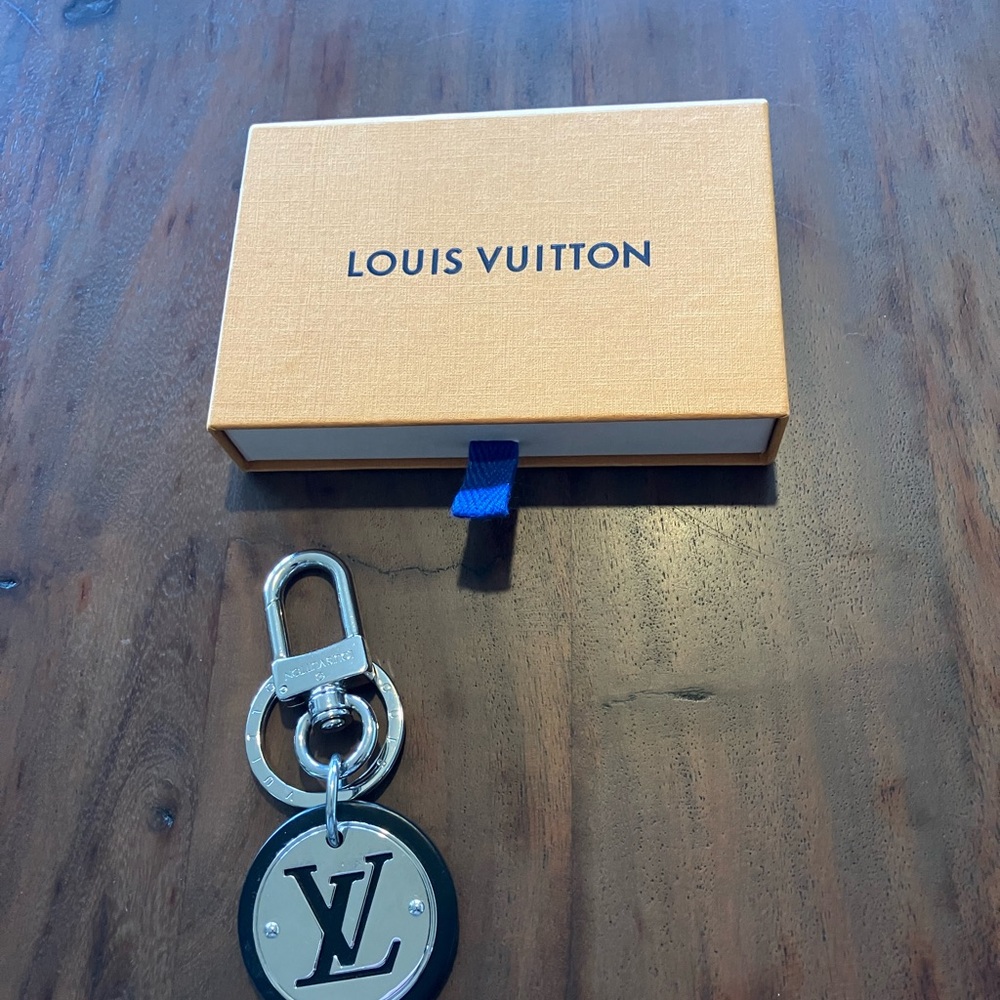 Louis Vuitton Black and Silver Key Holder or purse charm NWOT - Picture 5 of 8